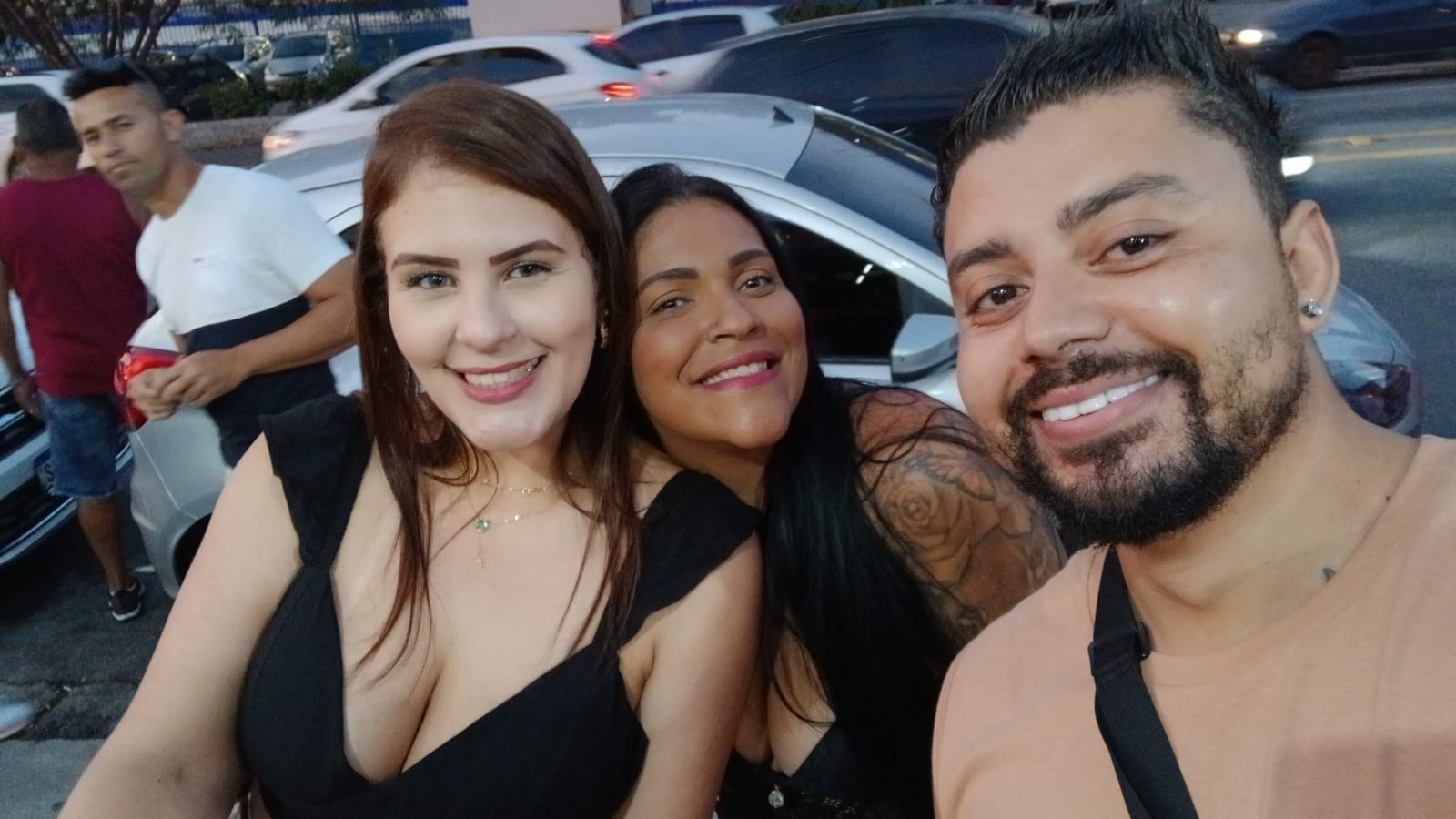 Aluno do Mago em selfie com duas mulheres